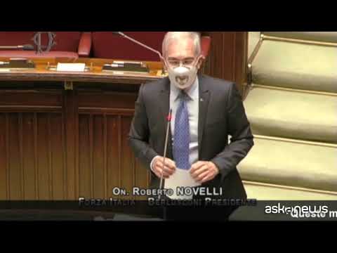 Novelli (FI) in aula con mascherina trasparente per i non udenti