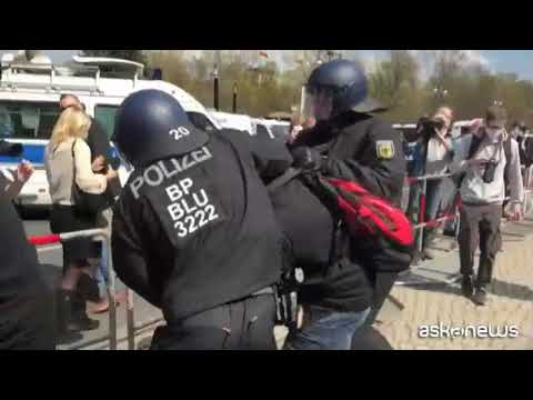 Covid, arresti e scontri a Berlino contro le nuove restrizioni