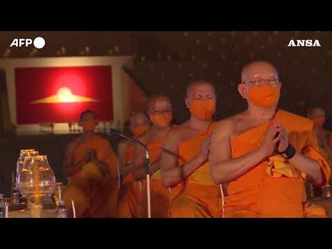 Giornata della Terra, buddisti accendono 330mila candele