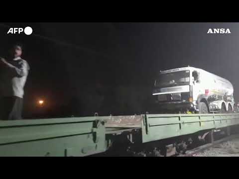 Covid, il treno trasporta cisterne di ossigeno liquido per gli ospedali in India