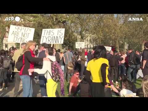 Covid, migliaia a Londra contro restrizioni e pass vaccinali