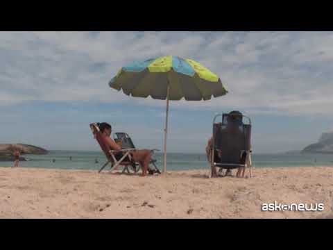 Rio de Janeiro, riaprono le spiagge nonostante boom di contagi