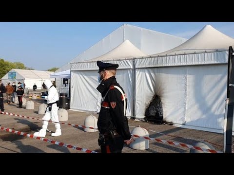 Brescia, una bottiglia incendiaria è stata lanciata contro un centro vaccinale