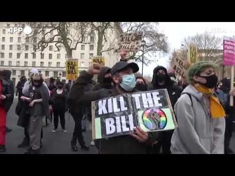 Londra, scontri in piazza durante la manifestazione “KIll the Bill”