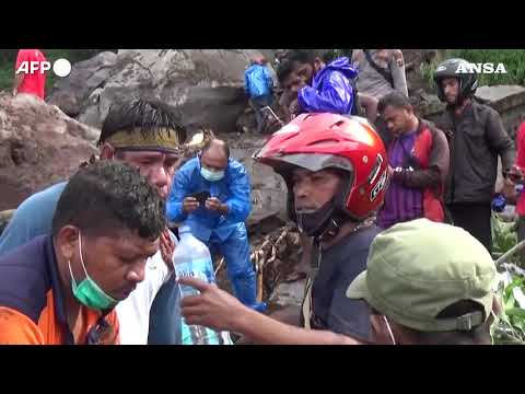 Indonesia, villaggio devastato da un ciclone tropicale: 100 morti e dozzine di dispersi