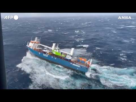 Nave in difficolta’ tra onde altissime, ciurma salvata con gli elicotteri