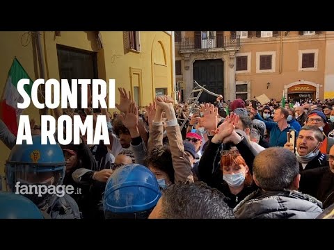 Scontri e cariche della polizia a Montecitorio: manifestanti fermati, agente ferito