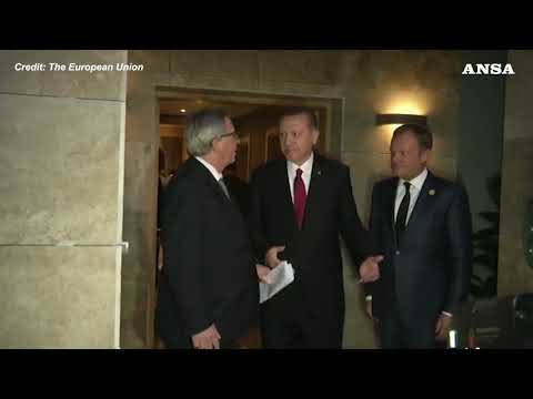 Turchia, “sofagate”: nel 2015 Juncker e Tusk seduti ai lati di Erdogan