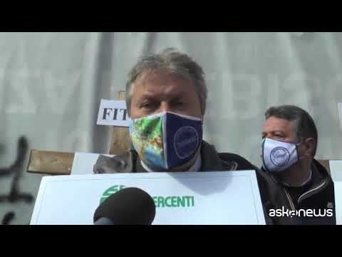 Covid, nuove proteste per le chiusure: croci in piazza a Napoli