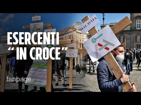 Napoli, esercenti in processione: “Il governo ci ha messi in croce”