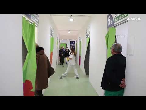 Vaccinazioni, cambia ancora il piano: rischio rallentamento