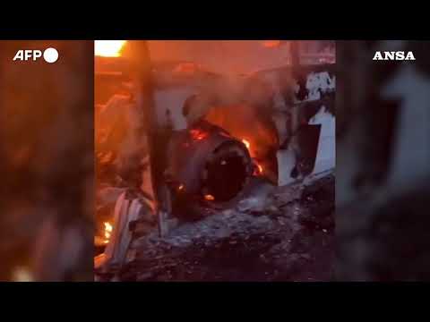 Belfast al sesto giorno di disordini: i protestanti incendiano un bus