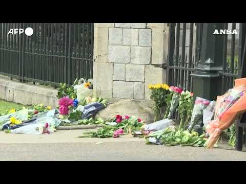 Gli inglesi rendono omaggio al principe Filippo morto a 99 anni