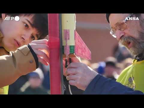 A San Pietroburgo lanciati piccoli razzi per celebrare l’impresa di Gagarin