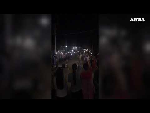 Birmania, marce e cori anti-golpe anche di notte