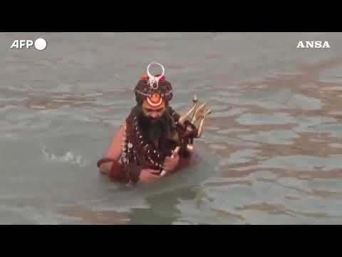 Covid, India in piena pandemia ma i fedeli si ammassano nel Gange