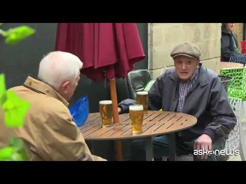 Londra riapre: fra pub e negozi, tutti in fila a Oxford Street