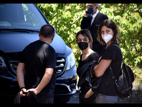 Addio a Battiato, il feretro lascia villa Grazia tra applausi e lacrime