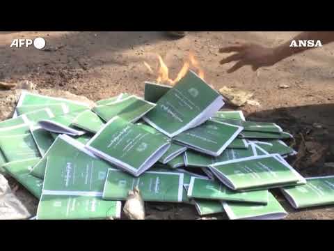 Yangon, manifestanti bruciano le copie della Costituzione del 2008