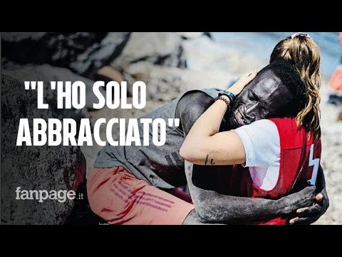 Spagna, abbraccia un migrante in lacrime: Luna insultata sui social, costretta a oscurare il profilo