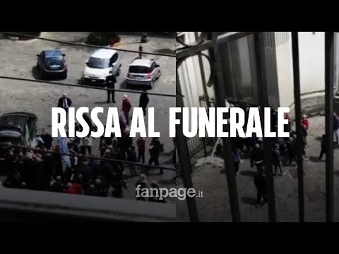 Napoli, il funerale finisce in rissa: calci e pugni all’esterno della chiesa al Rione Sanità