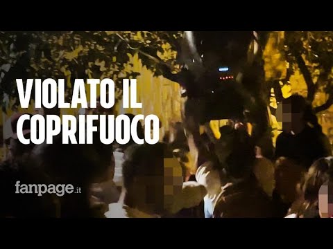 A Napoli il coprifuoco è già sparito: feste in strada, locali aperti, assembramenti, zero mascherine