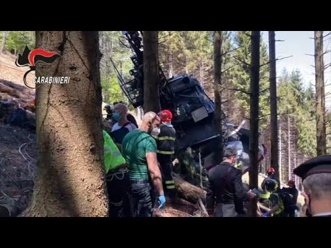 Tragedia funivia Stresa-Mottarone, il soccorso alpino e i carabinieri sul posto