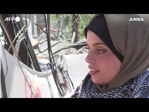 Gaza, artista palestinese dipinge sui muri danneggiati dalle bombe