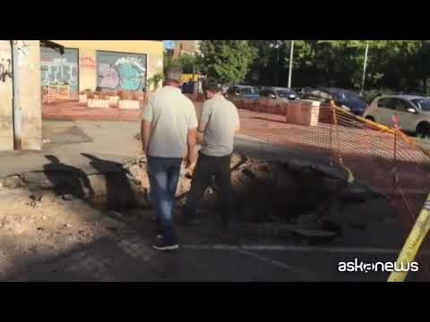 Roma, maxivoragine di 12 metri a Torpignattara: auto inghiottite