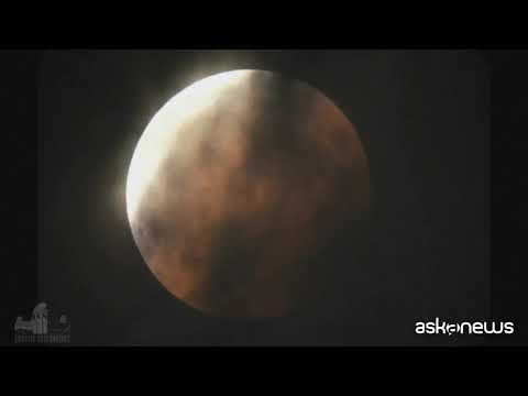 Lo spettacolo della Superluna nel cielo della California