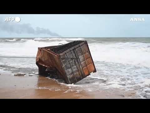 Sri Lanka, la costa e’ invasa dai detriti della nave in fiamme al largo