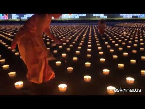 Thailandia, monaci buddisti celebrano Vesak con disegno di luci