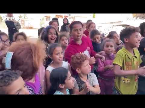 A Gaza tra le rovine degli edifici bombardati i bambini giocano con i pagliacci