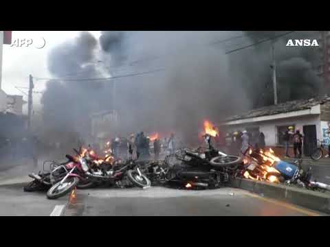 Colombia, un mese di proteste: violenti scontri a Popayan e Medellin con i militari