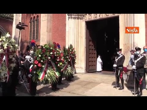 L’uscita del feretro di Carla Fracci dalla chiesa di San Marco sulle note della Traviata