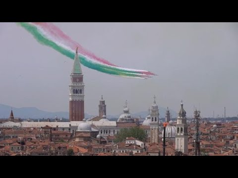 Il volo spettacolare delle Frecce Tricolori su Venezia