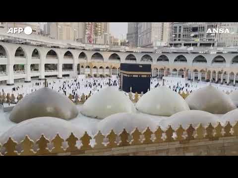 La Mecca, i fedeli in pellegrinaggio rispettano le norme anti-Covid