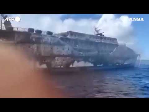 Indonesia, incendio su un traghetto: le immagini dei soccorsi