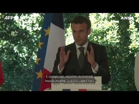 Covid, Macron: “Vaccinare i Paesi piu’ poveri per battere il virus”