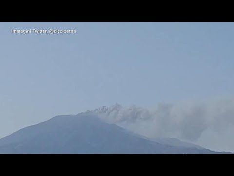 Etna, nuovo parossismo, fontana di lava e nube alta 6,5 chilometri