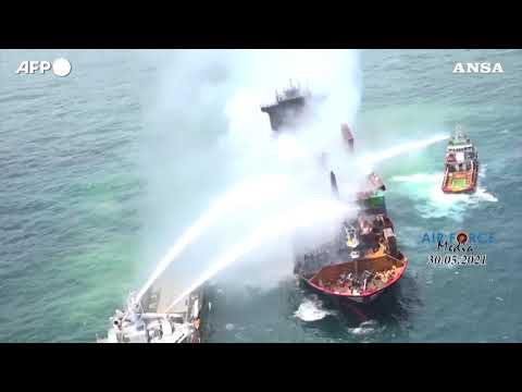 Sri Lanka, cargo in fiamme da giorni nell’oceano Indiano