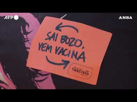 Covid, migliaia di brasiliani in piazza contro Bolsonaro