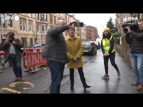 Elezioni in Scozia, la prima ministra Nicola Sturgeon visita un seggio