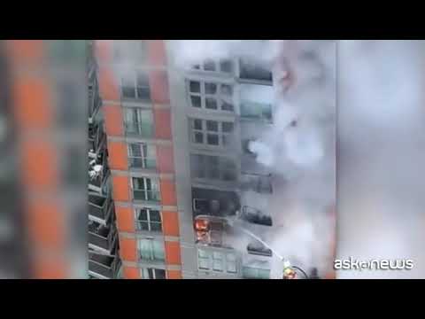 Brucia un palazzo a Londra, vigili fuoco affrontano le fiamme