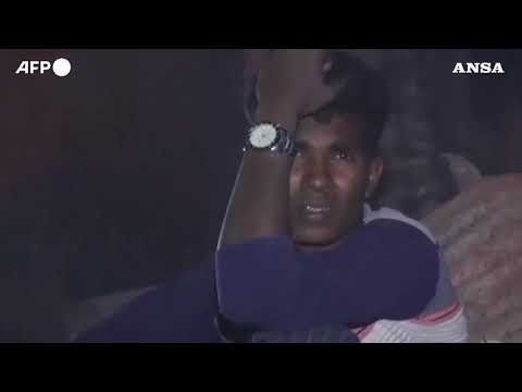 Bangladesh, migliaia di persone fuggono dall’incendio al campo Rohingya