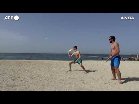 Grecia, riaprono le spiagge e si riempiono di bagnanti