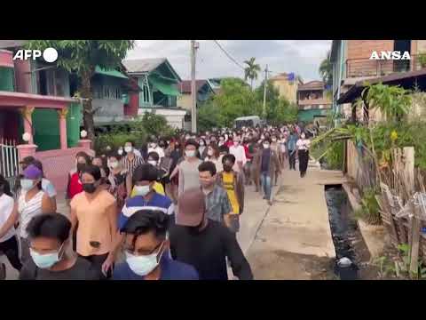 Myanmar, manifestanti marciano contro il regime militare