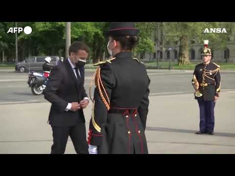Francia, Macron partecipa alla cerimonia che celebra la vittoria della Seconda Guerra Mondiale