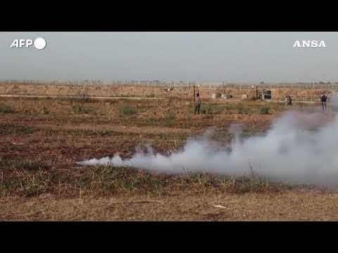 Palestina, alcuni manifestanti protestano lungo il confine tra Israele e Gaza