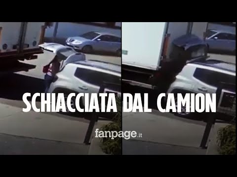 Paura a Lecce, donna schiacciata da un camion in retromarcia: le terribili immagini